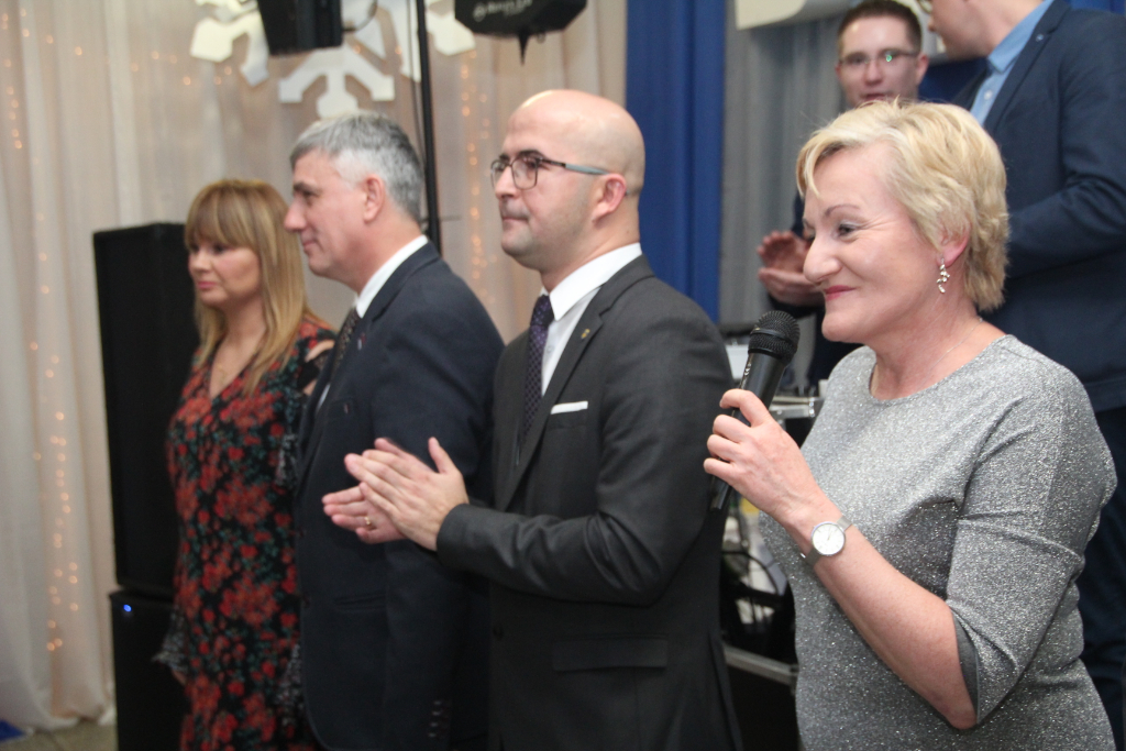 Gimnazjaliści bawią na studniówce ZDJĘCIA