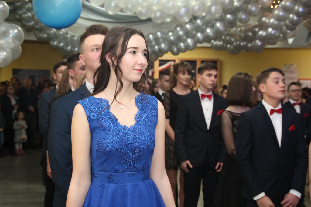 Gimnazjaliści bawią na studniówce ZDJĘCIA