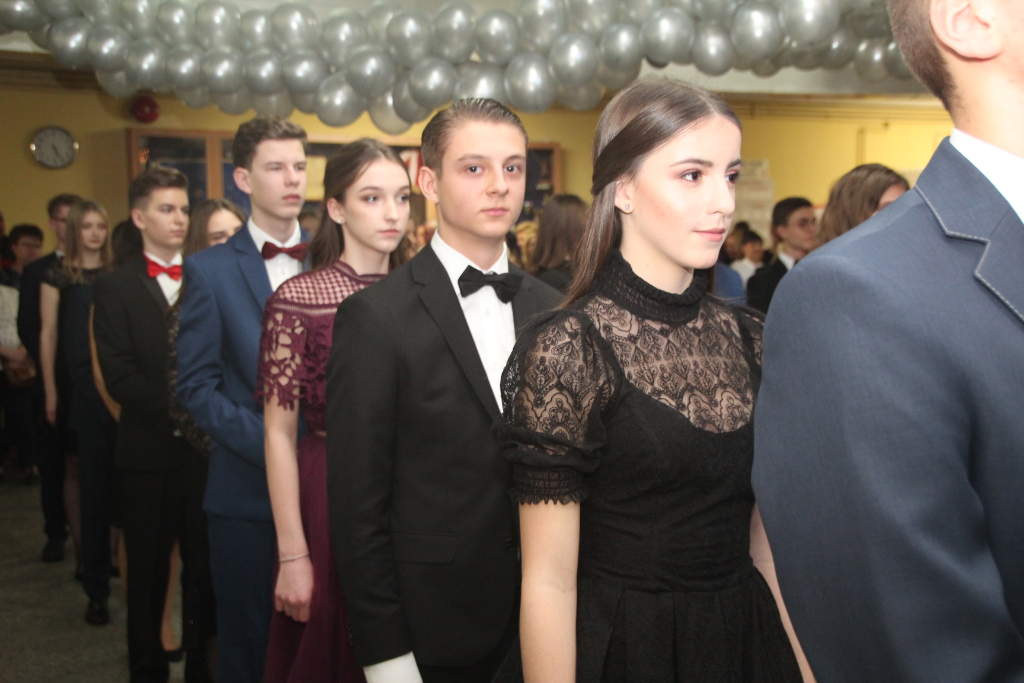 Gimnazjaliści bawią na studniówce ZDJĘCIA