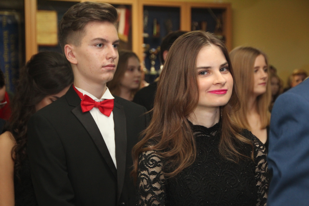 Gimnazjaliści bawią na studniówce ZDJĘCIA