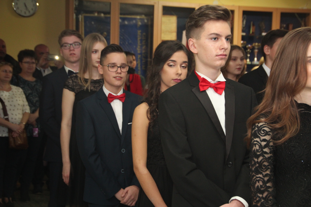 Gimnazjaliści bawią na studniówce ZDJĘCIA