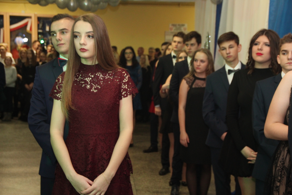 Gimnazjaliści bawią na studniówce ZDJĘCIA