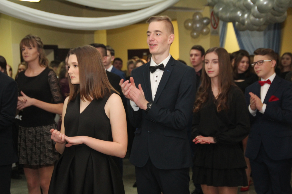 Gimnazjaliści bawią na studniówce ZDJĘCIA