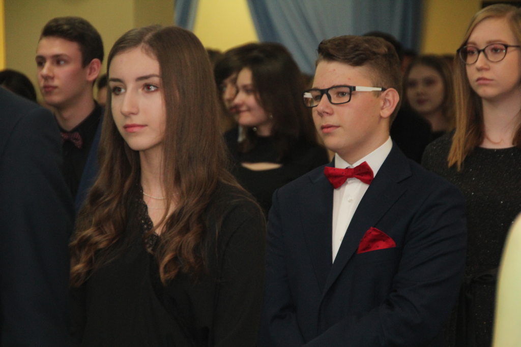 Gimnazjaliści bawią na studniówce ZDJĘCIA