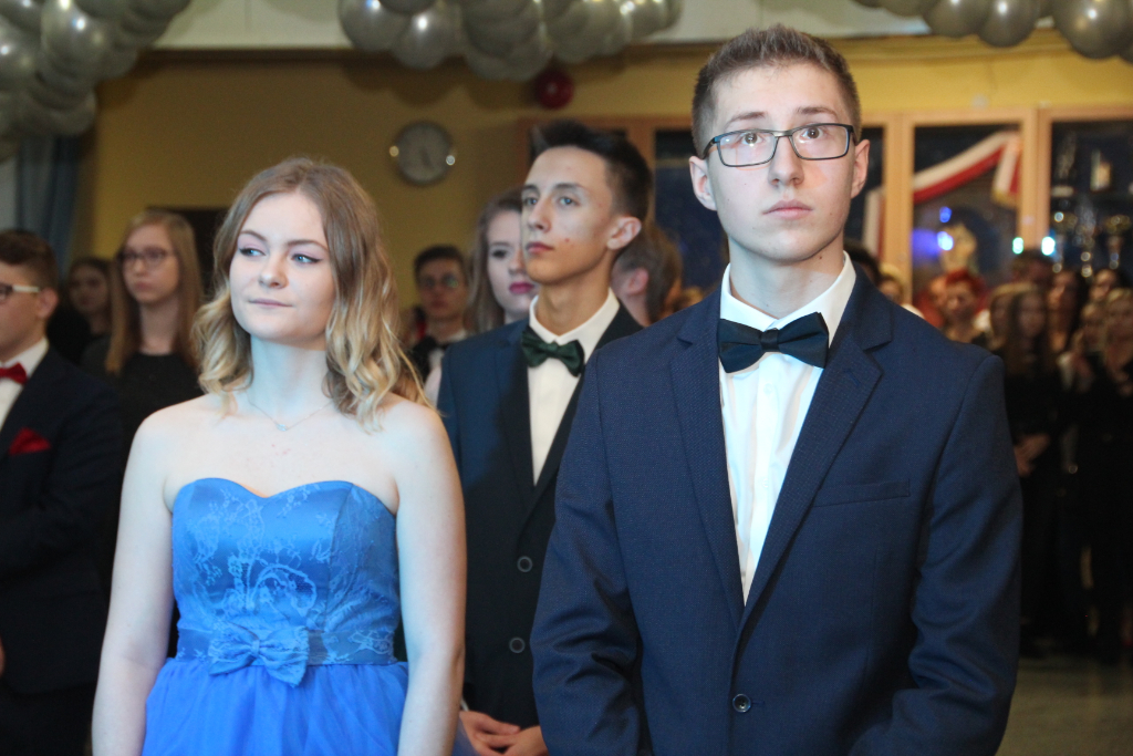 Gimnazjaliści bawią na studniówce ZDJĘCIA