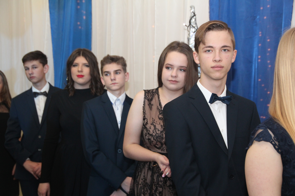 Gimnazjaliści bawią na studniówce ZDJĘCIA