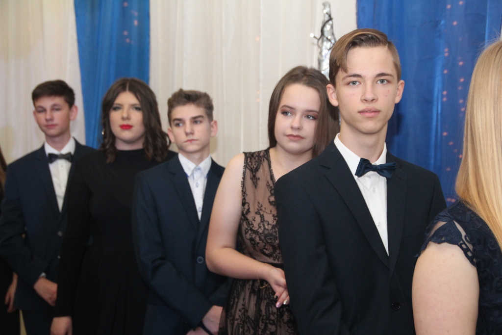 Gimnazjaliści bawią na studniówce ZDJĘCIA