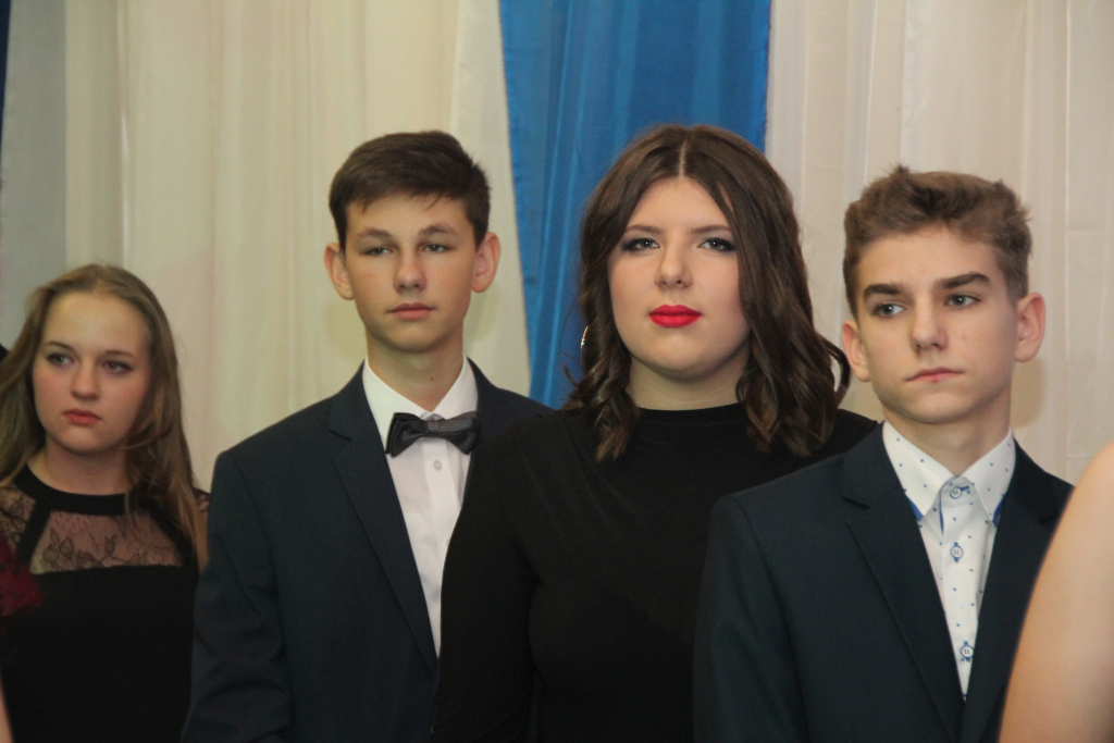 Gimnazjaliści bawią na studniówce ZDJĘCIA