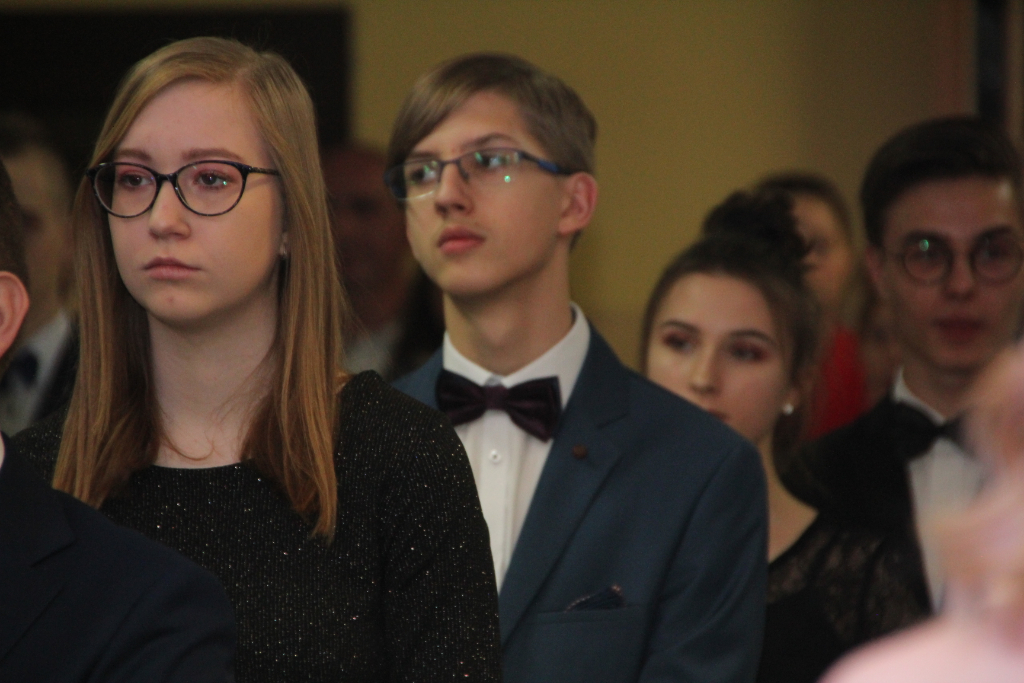 Gimnazjaliści bawią na studniówce ZDJĘCIA