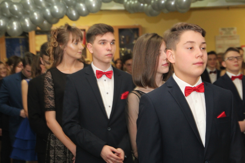 Gimnazjaliści bawią na studniówce ZDJĘCIA