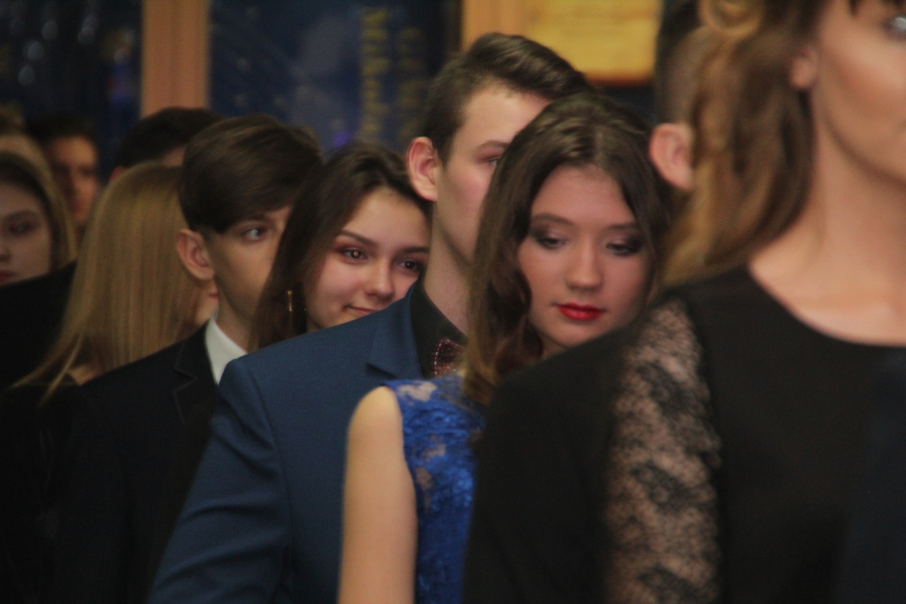 Gimnazjaliści bawią na studniówce ZDJĘCIA