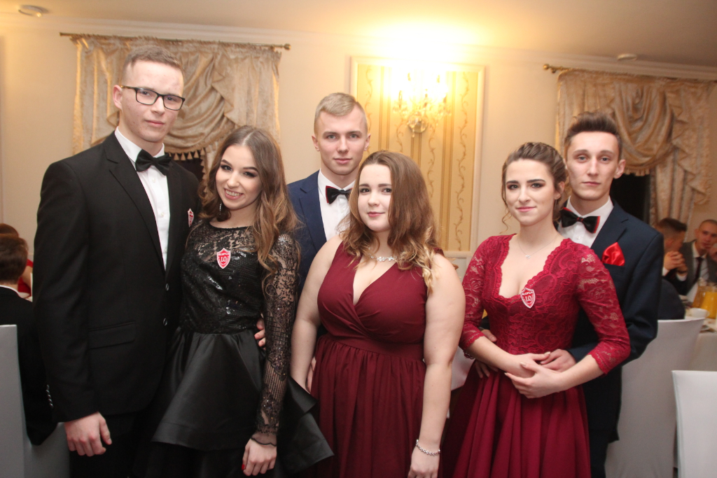 LO: Maturzyści bawią się na studniówce ZDJĘCIA