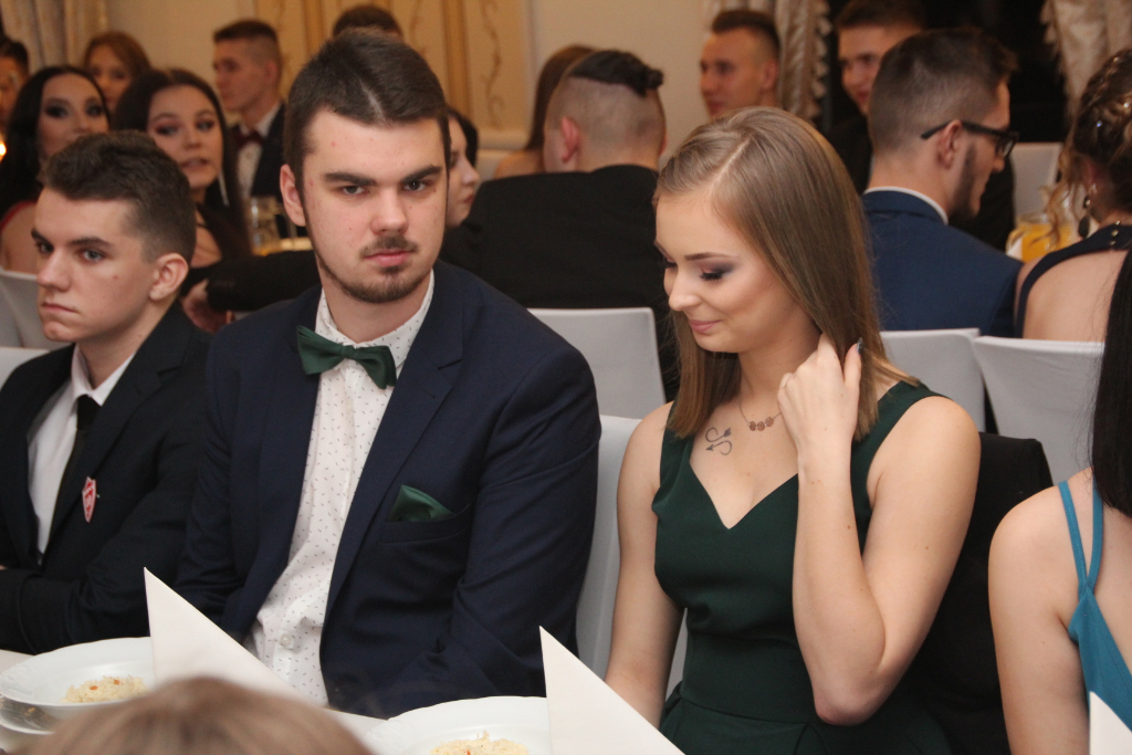 LO: Maturzyści bawią się na studniówce ZDJĘCIA