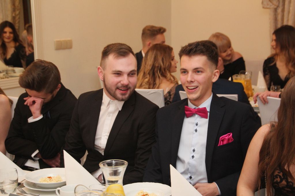 LO: Maturzyści bawią się na studniówce ZDJĘCIA