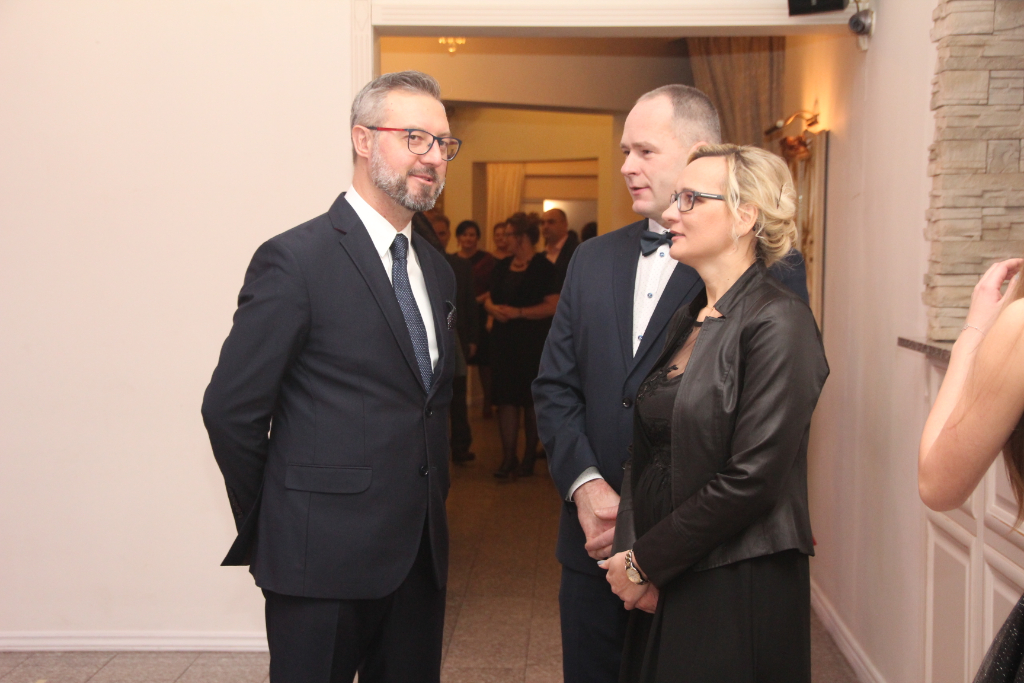 LO: Maturzyści bawią się na studniówce ZDJĘCIA