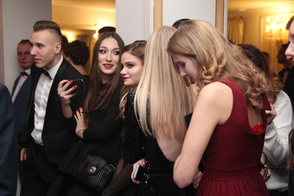 LO: Maturzyści bawią się na studniówce ZDJĘCIA