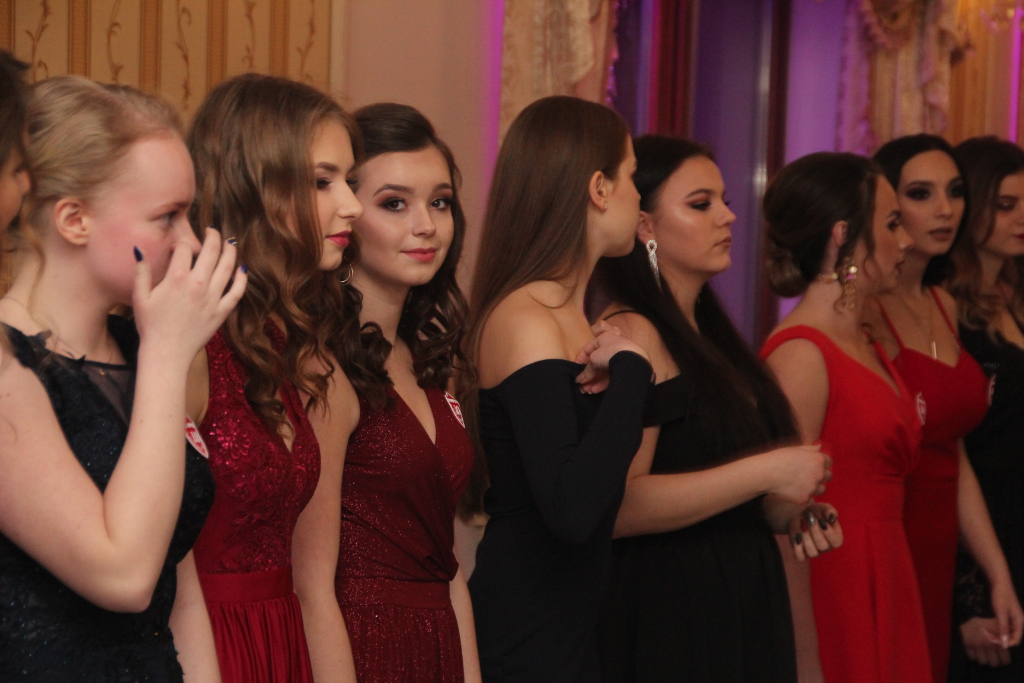 LO: Maturzyści bawią się na studniówce ZDJĘCIA