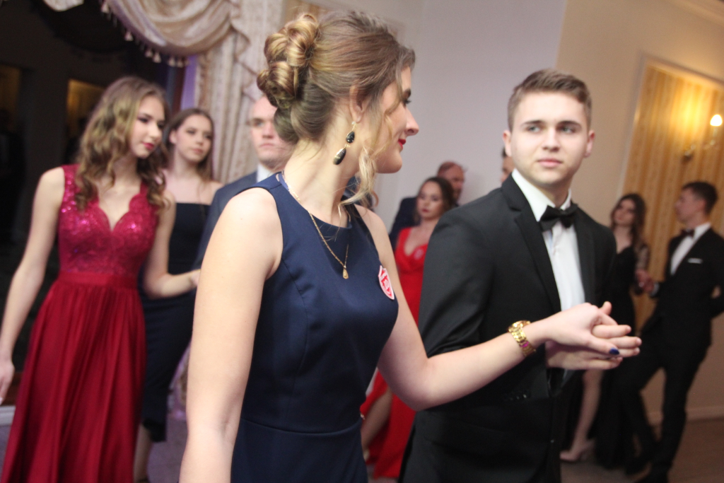 LO: Maturzyści bawią się na studniówce ZDJĘCIA