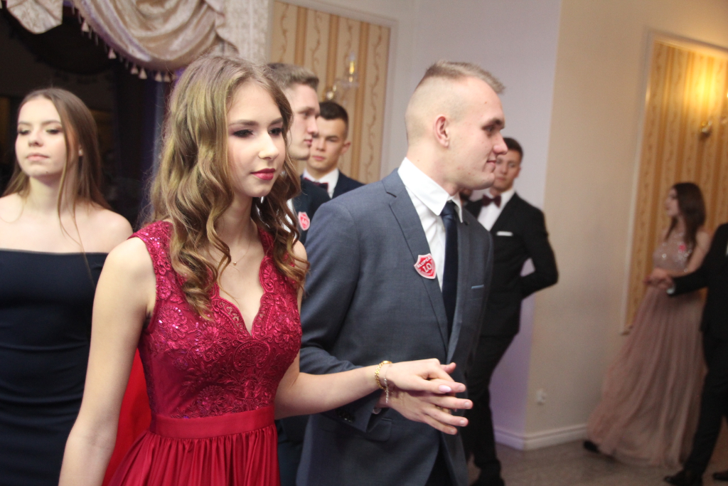 LO: Maturzyści bawią się na studniówce ZDJĘCIA