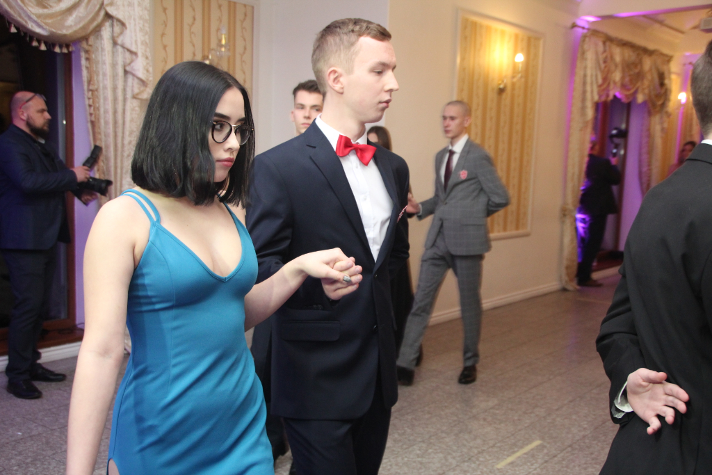 LO: Maturzyści bawią się na studniówce ZDJĘCIA