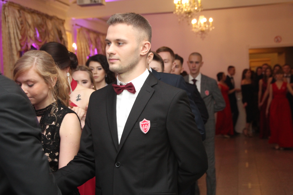 LO: Maturzyści bawią się na studniówce ZDJĘCIA