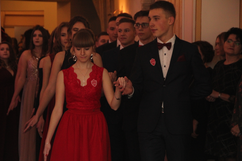 LO: Maturzyści bawią się na studniówce ZDJĘCIA