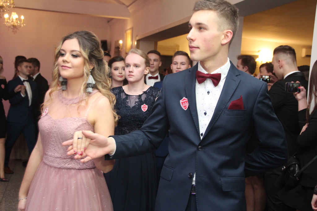 LO: Maturzyści bawią się na studniówce ZDJĘCIA