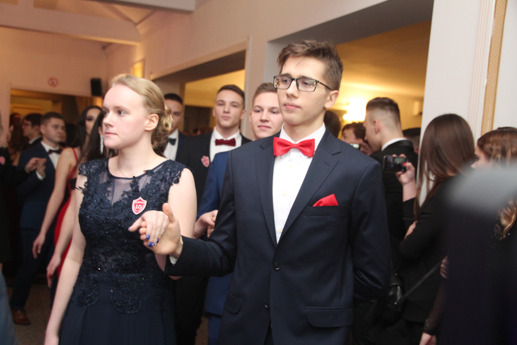 LO: Maturzyści bawią się na studniówce ZDJĘCIA