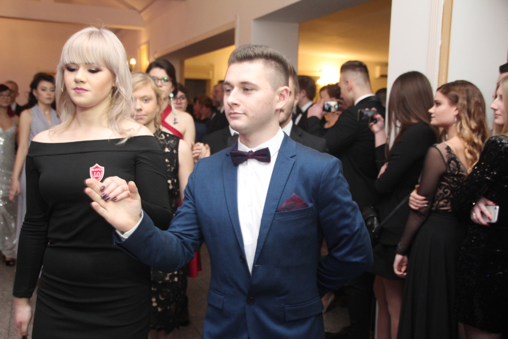 LO: Maturzyści bawią się na studniówce ZDJĘCIA