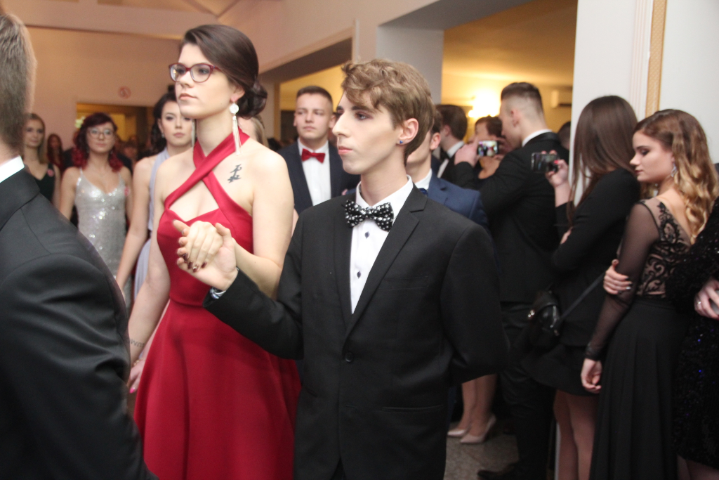 LO: Maturzyści bawią się na studniówce ZDJĘCIA