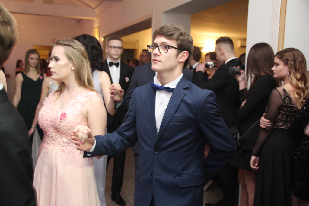 LO: Maturzyści bawią się na studniówce ZDJĘCIA