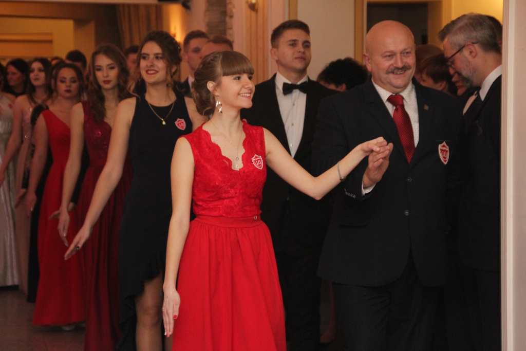 LO: Maturzyści bawią się na studniówce ZDJĘCIA