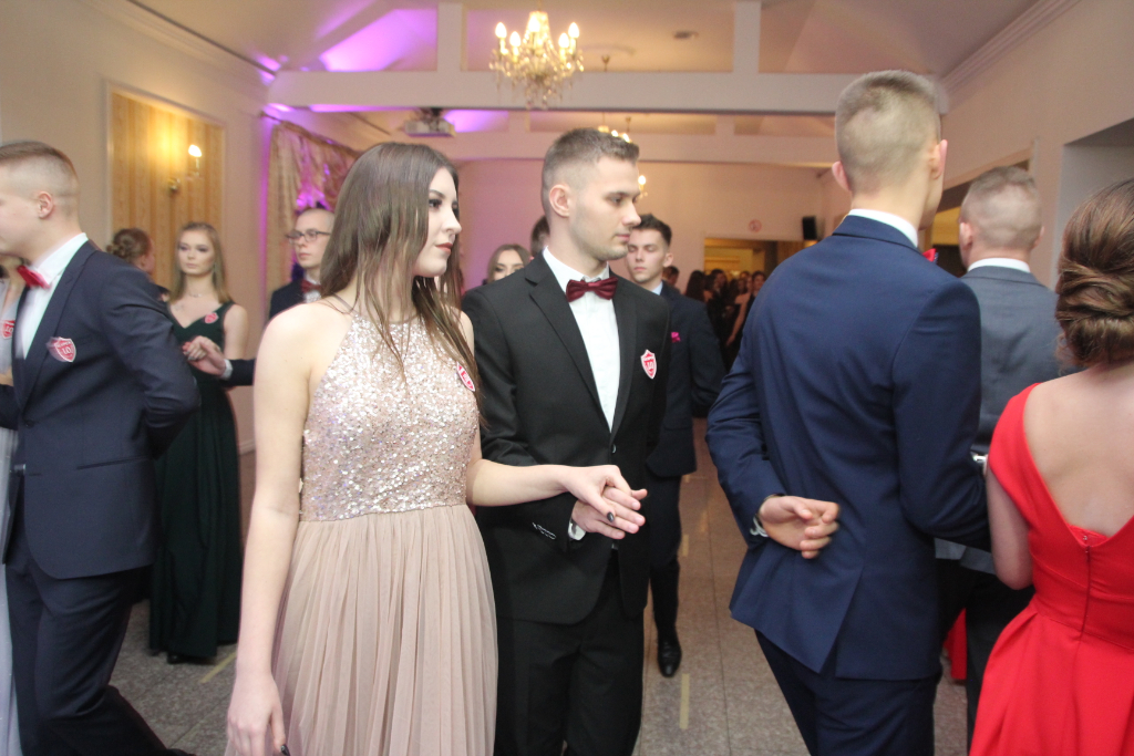 LO: Maturzyści bawią się na studniówce ZDJĘCIA