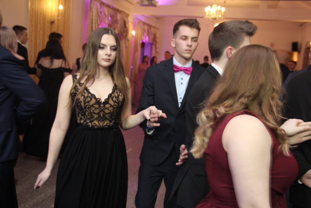 LO: Maturzyści bawią się na studniówce ZDJĘCIA