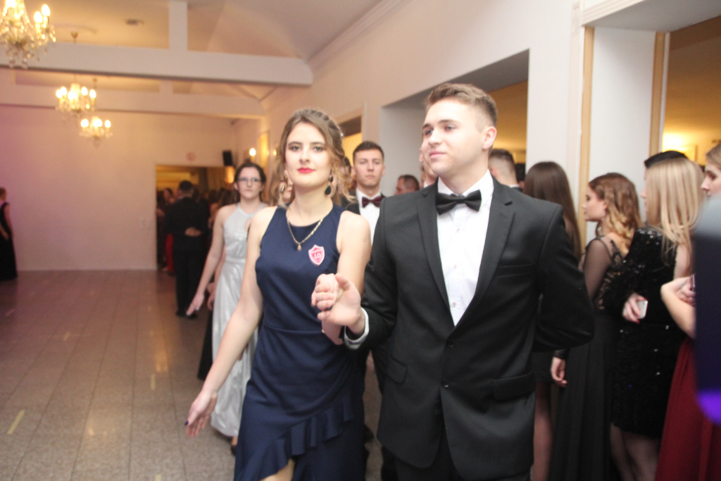 LO: Maturzyści bawią się na studniówce ZDJĘCIA