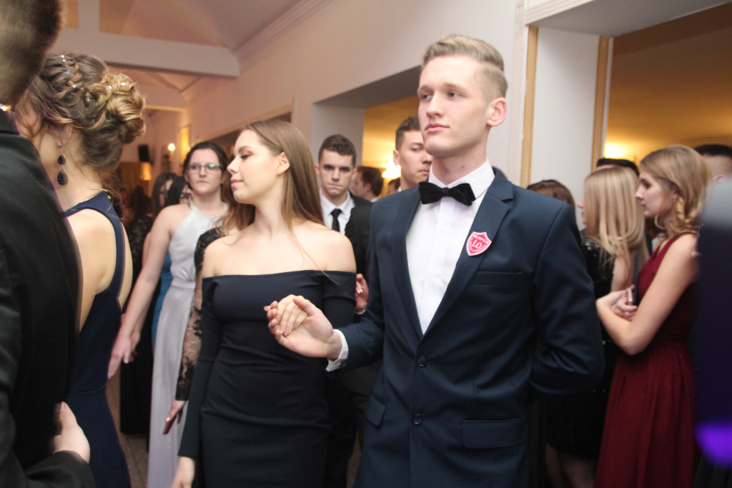 LO: Maturzyści bawią się na studniówce ZDJĘCIA