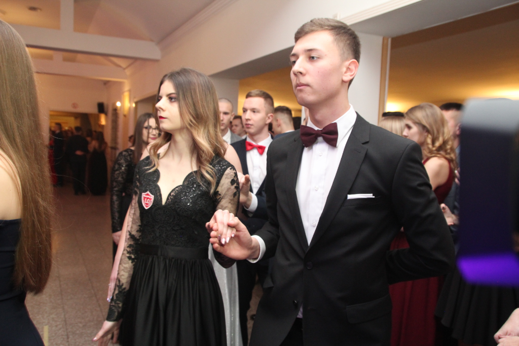 LO: Maturzyści bawią się na studniówce ZDJĘCIA