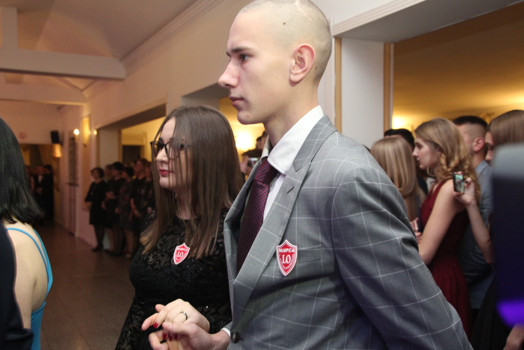 LO: Maturzyści bawią się na studniówce ZDJĘCIA