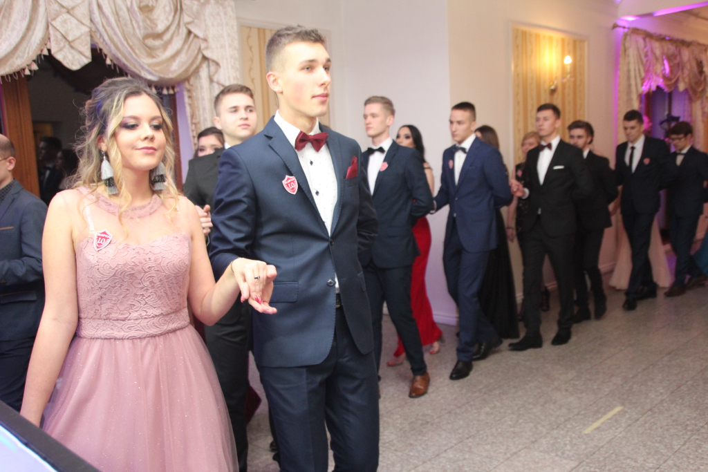 LO: Maturzyści bawią się na studniówce ZDJĘCIA