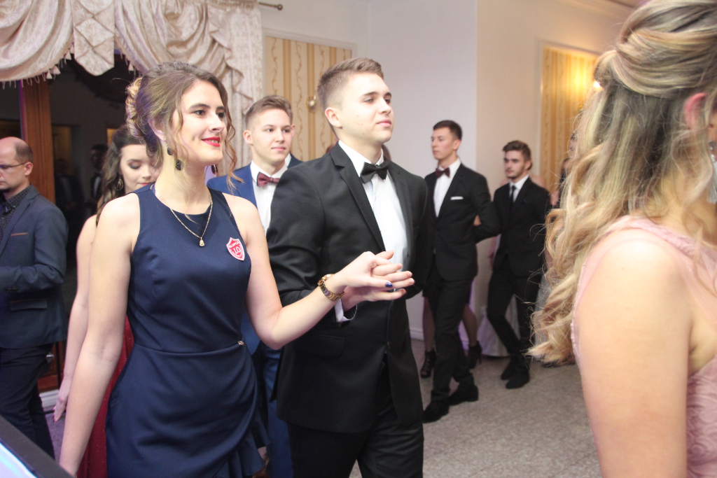 LO: Maturzyści bawią się na studniówce ZDJĘCIA