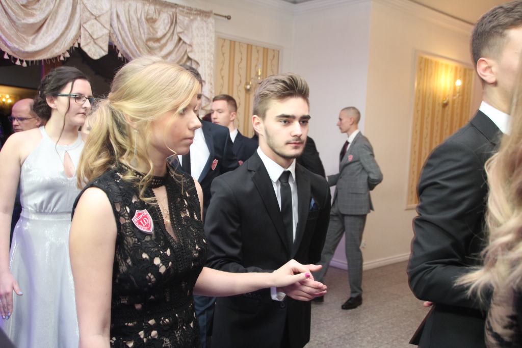 LO: Maturzyści bawią się na studniówce ZDJĘCIA