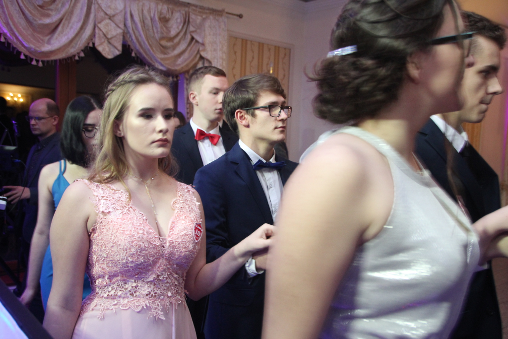 LO: Maturzyści bawią się na studniówce ZDJĘCIA