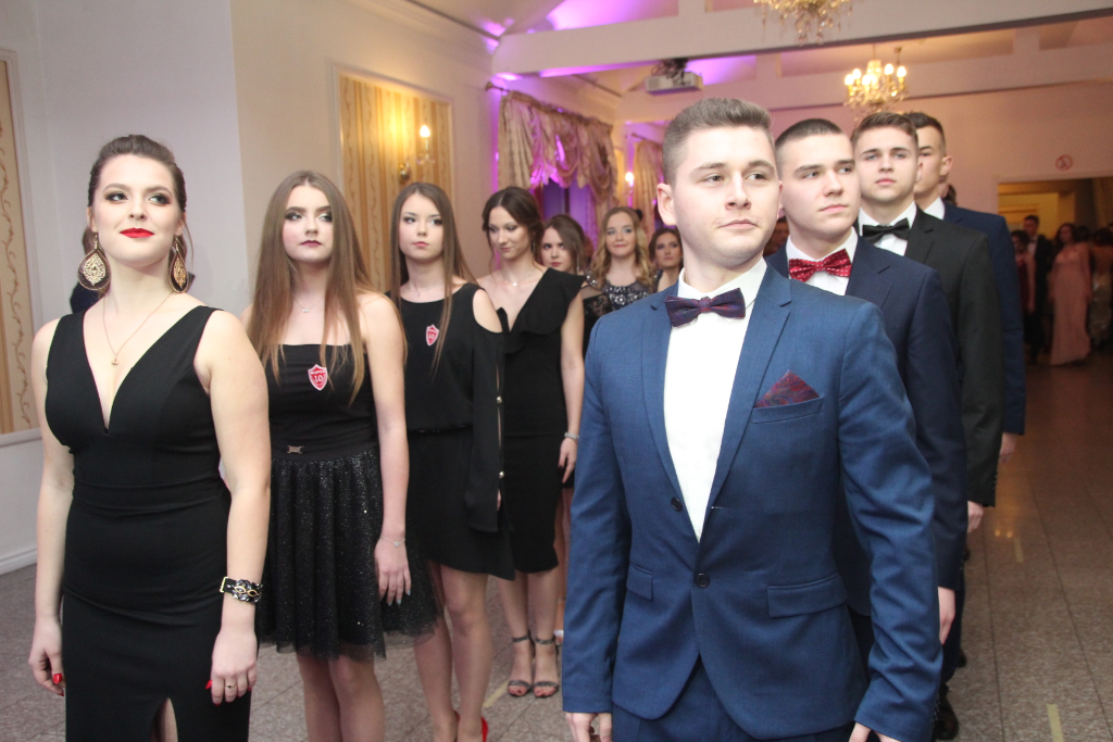 LO: Maturzyści bawią się na studniówce ZDJĘCIA