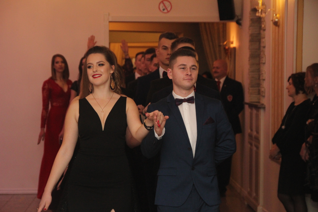 LO: Maturzyści bawią się na studniówce ZDJĘCIA