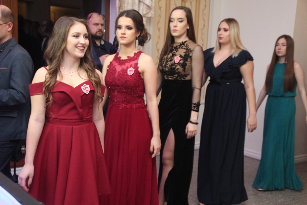 LO: Maturzyści bawią się na studniówce ZDJĘCIA