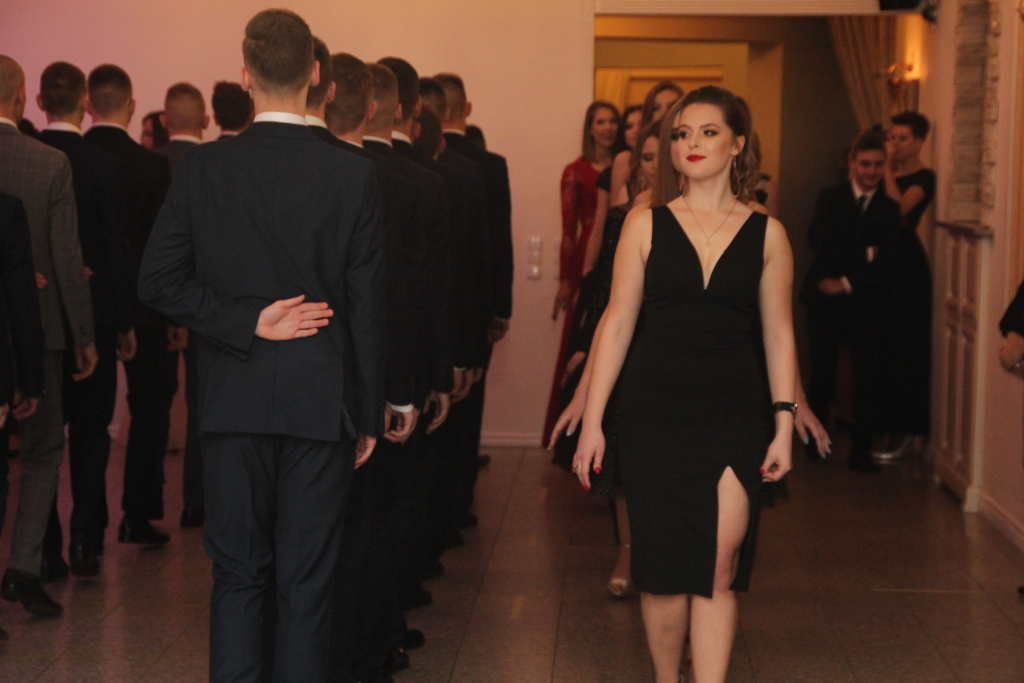 LO: Maturzyści bawią się na studniówce ZDJĘCIA