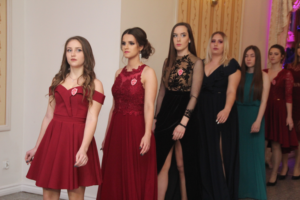 LO: Maturzyści bawią się na studniówce ZDJĘCIA