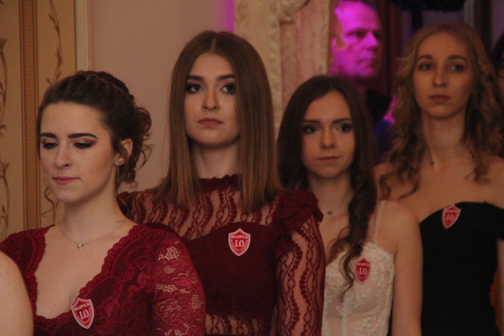 LO: Maturzyści bawią się na studniówce ZDJĘCIA