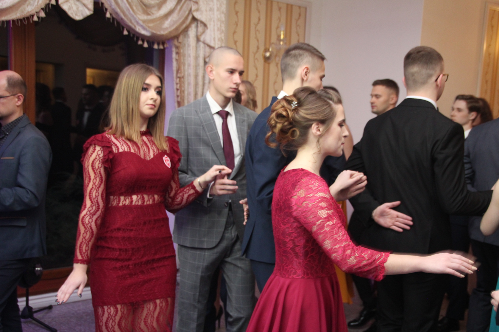 LO: Maturzyści bawią się na studniówce ZDJĘCIA