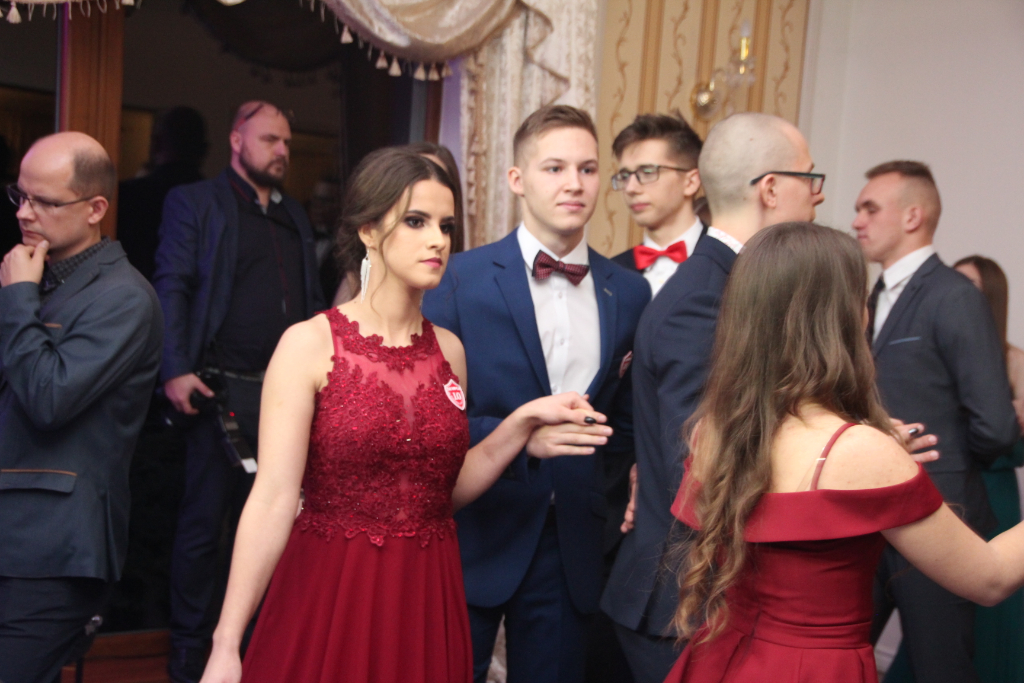 LO: Maturzyści bawią się na studniówce ZDJĘCIA